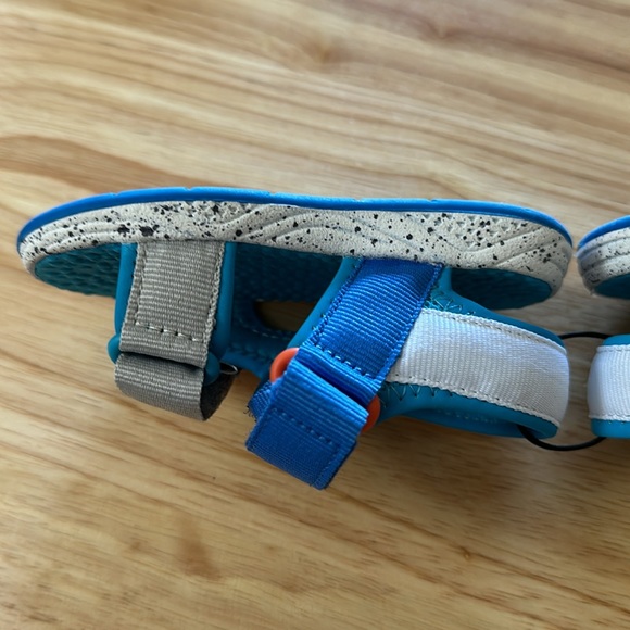 Size 4 toddler sandals two adjustable side straps. NWT ready for summer in blue - Picture 2 of 5
